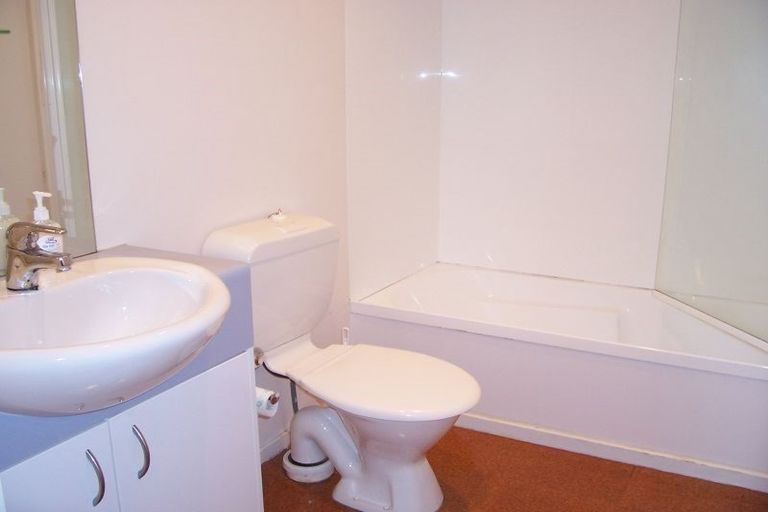 Photo of property in 4/93a Kelburn Parade, Kelburn, Wellington, 6012