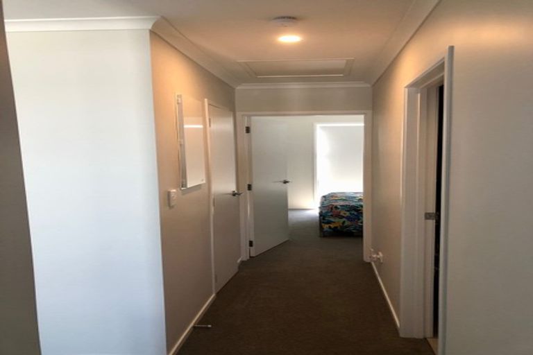 Photo of property in 1b Pavola Grove, Glenfield, Auckland, 0629