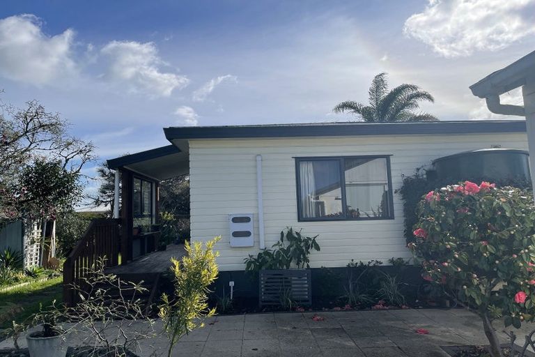 Photo of property in 6 Marlene Avenue, Te Atatu South, Auckland, 0610