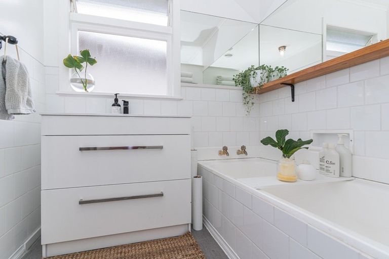 Photo of property in 6 Newhaven Place, Roslyn, Palmerston North, 4414