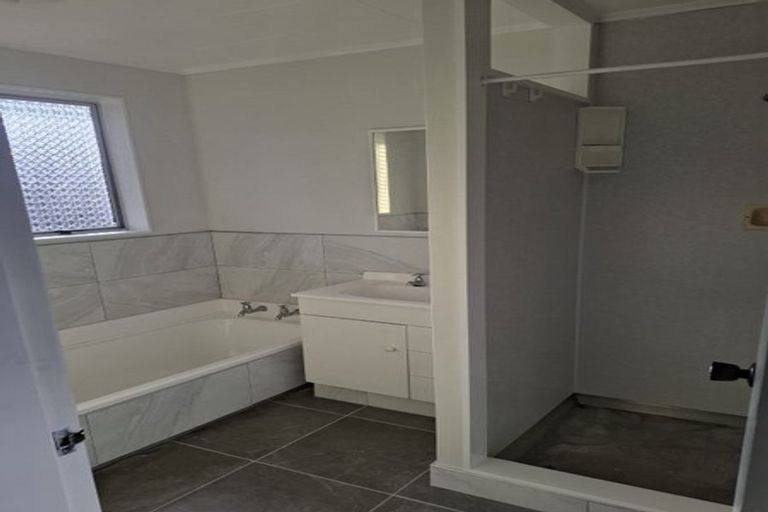 Photo of property in 4 Stroud Way, Newlands, Wellington, 6037