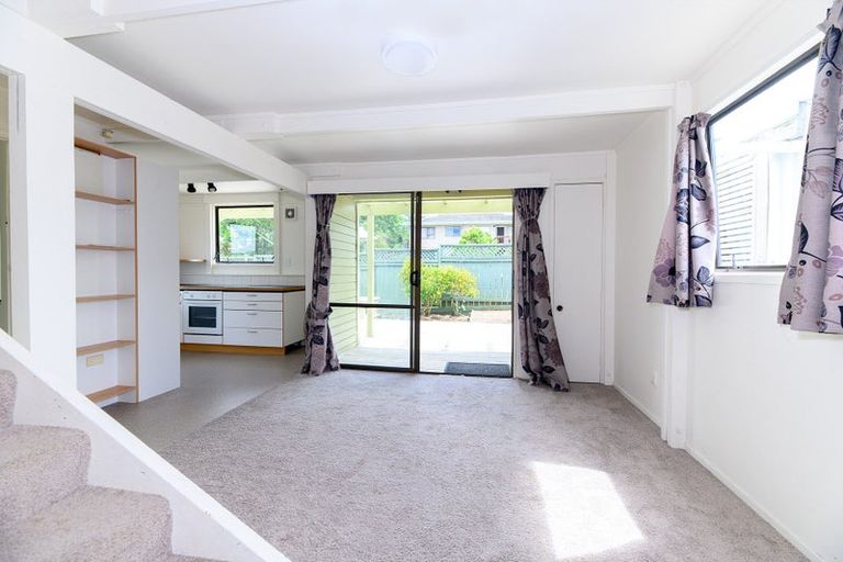 Photo of property in 2/30 Glen Vista Place, Bayview, Auckland, 0629