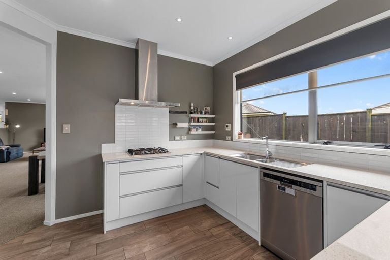 Photo of property in 14 Malbec Place, Huapai, Kumeu, 0810