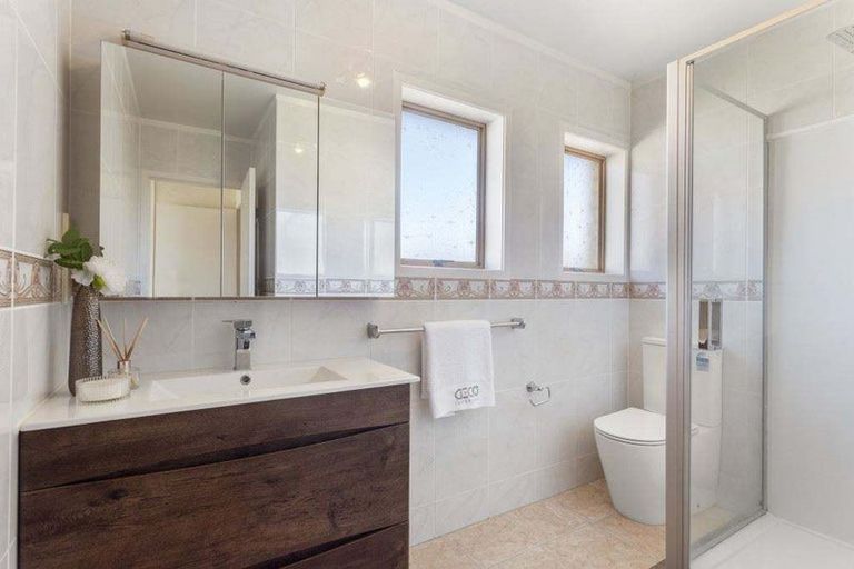 Photo of property in 35 Chatswood Grove, Chatswood, Auckland, 0626