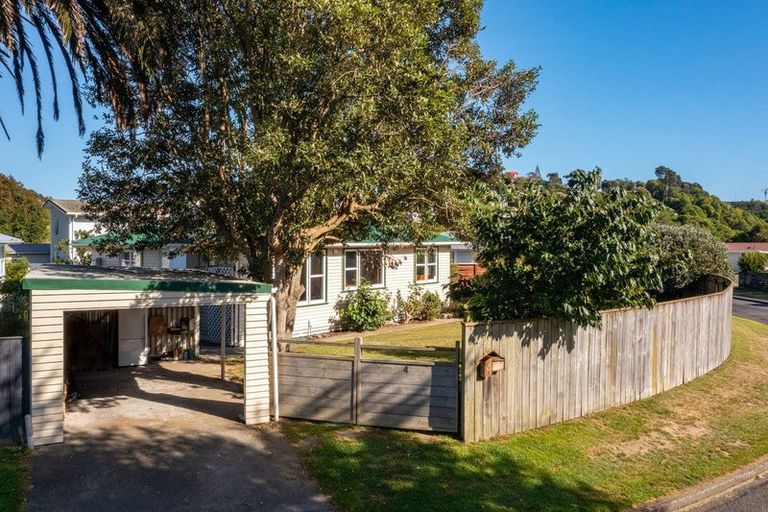 Photo of property in 4 Brazier Grove, Paraparaumu, 5032