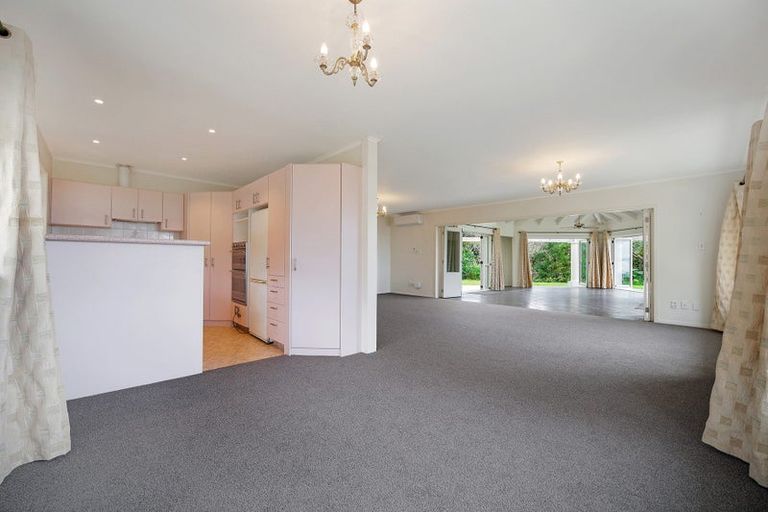 Photo of property in 9 Laingholm Drive, Laingholm, Auckland, 0604