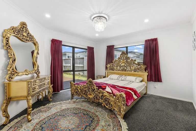 Photo of property in 52 Miles Crescent, Newlands, Wellington, 6037