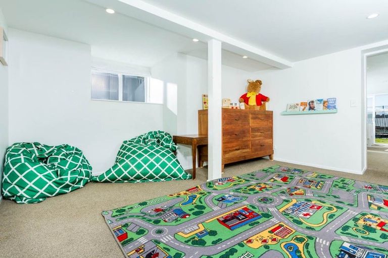 Photo of property in 2/30 Beechwood Road, Rothesay Bay, Auckland, 0630