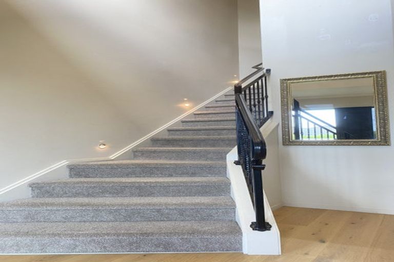 Photo of property in 2 Ellivani Rise, Pukekohe, 2120