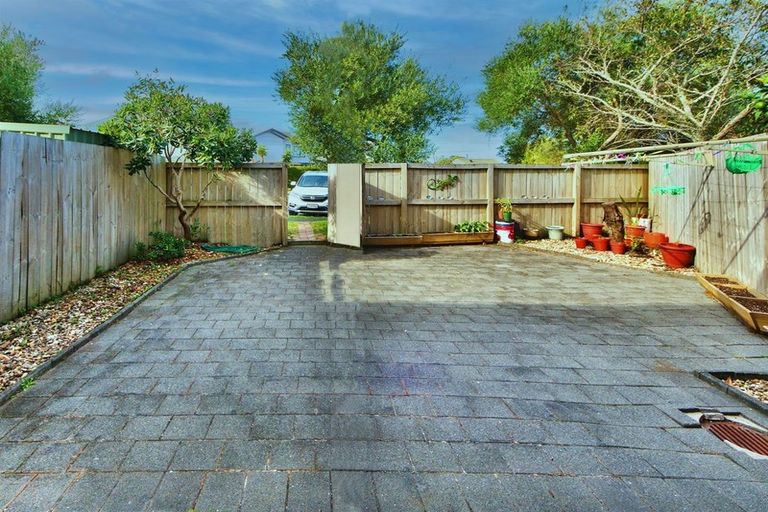 Photo of property in 4/23 Charlenne Close, Ranui, Auckland, 0612