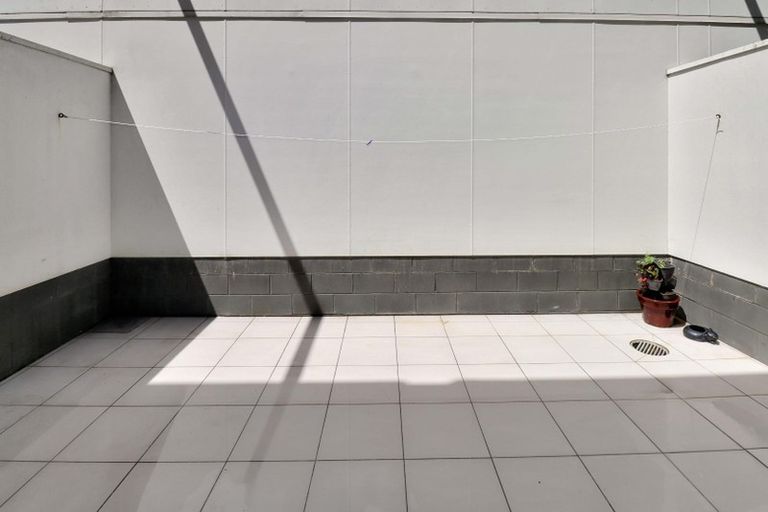 Photo of property in Las Olas De Cuba, 4/35 Torrens Terrace, Mount Cook, Wellington, 6011