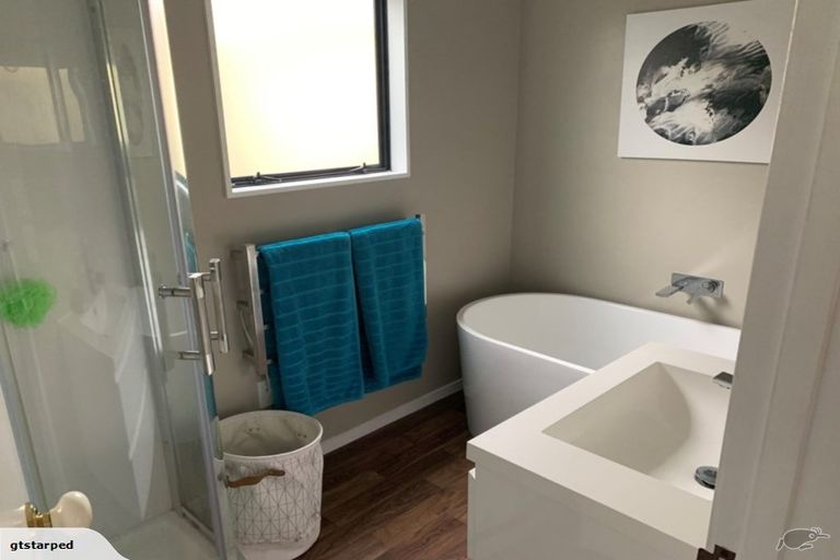 Photo of property in 2/5 Holland Road, Hillcrest, Auckland, 0627