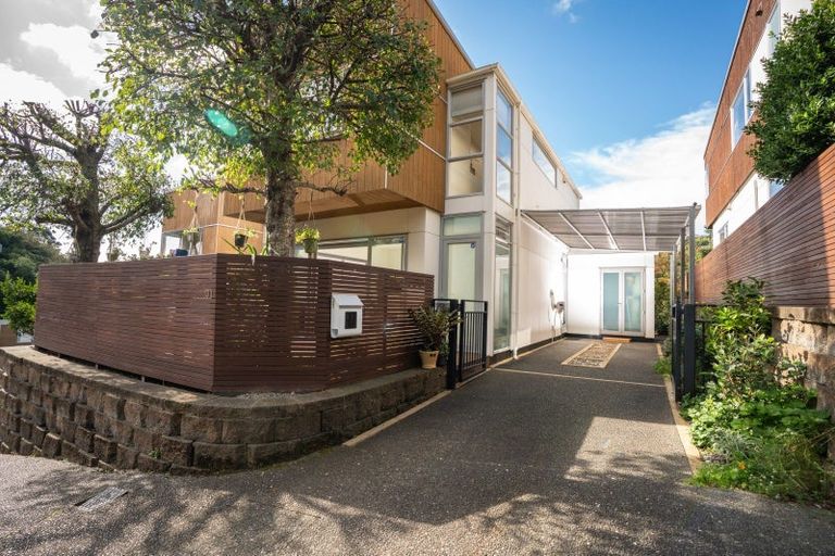 Photo of property in 37 Tiketike Way, Brooklyn, Wellington, 6021