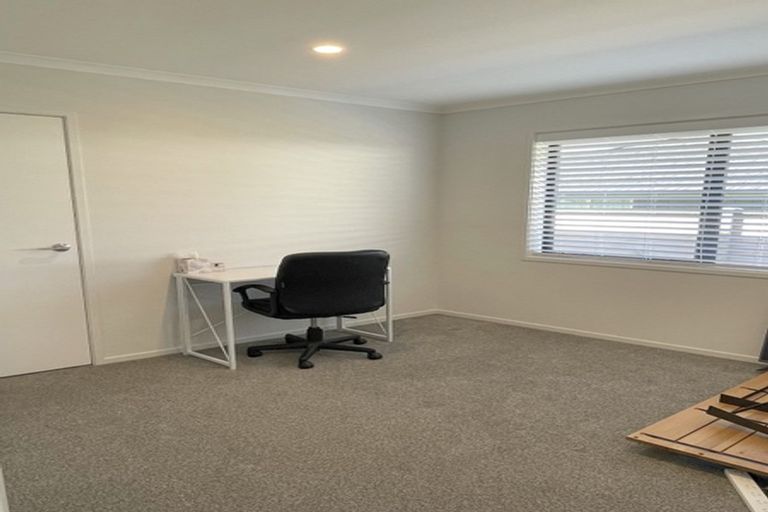 Photo of property in 17 Mooring Close, Whitby, Porirua, 5024
