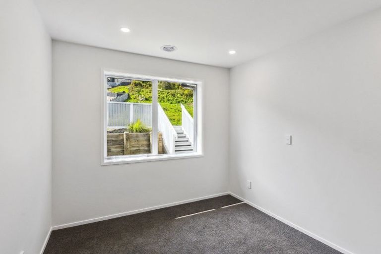 Photo of property in 64 Kakariki Grove, Waikanae, 5036