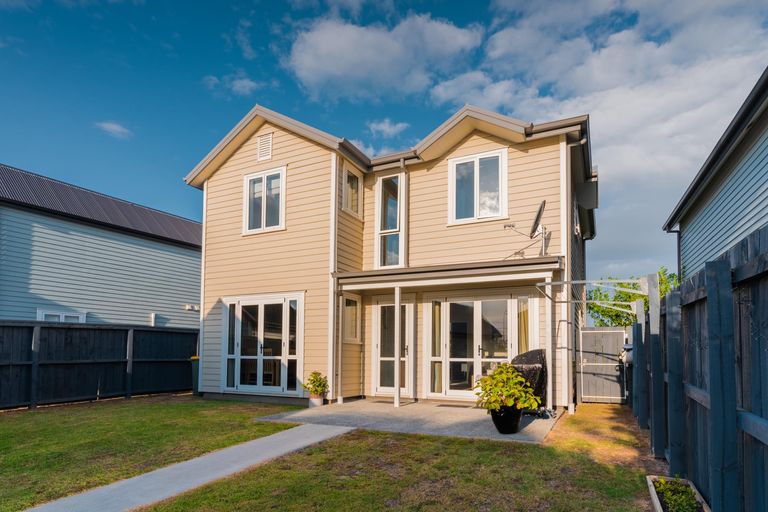 Photo of property in 5 Stitchbird Crescent, Papakura, 2110