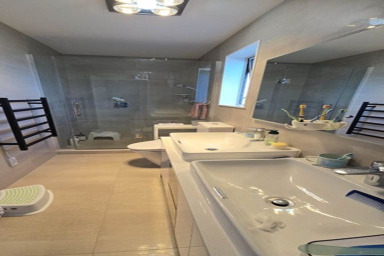 Photo of property in 37a La Trobe Street, Pakuranga Heights, Auckland, 2010