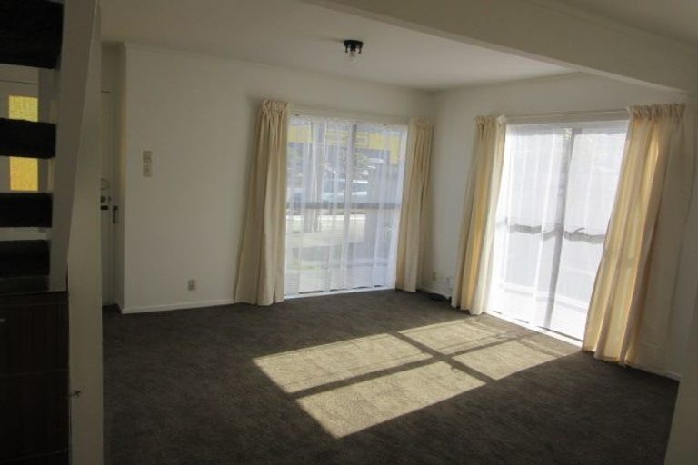 Photo of property in 2/103 Rongotai Road, Kilbirnie, Wellington, 6022