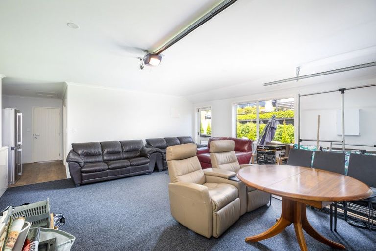 Photo of property in 3 Oakmont Crescent, Waiwhakaiho, New Plymouth, 4312