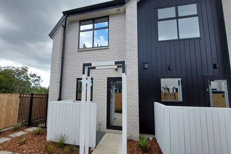 Photo of property in 9/23 Awaroa Road, Sunnyvale, Auckland, 0612