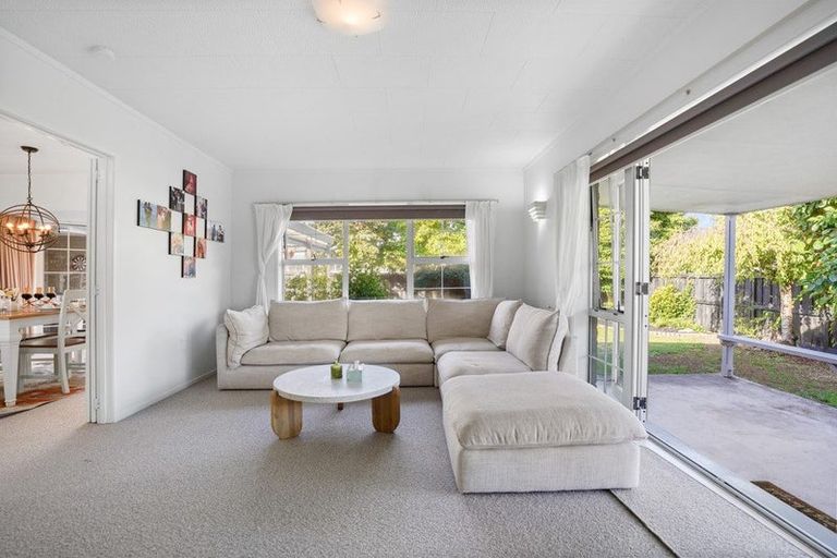 Photo of property in 1 Camellia Place, Hamilton Lake, Hamilton, 3204