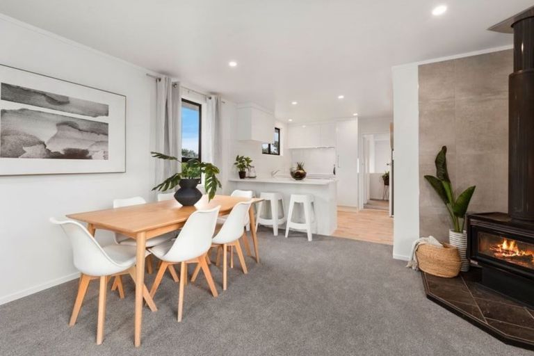 Photo of property in 15 Woodhouse Place, West Harbour, Auckland, 0618