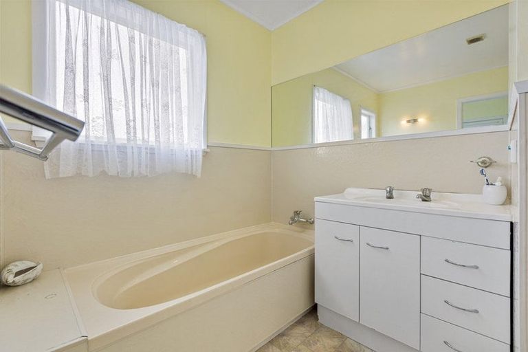 Photo of property in 8 Elm Grove, Westown, New Plymouth, 4310