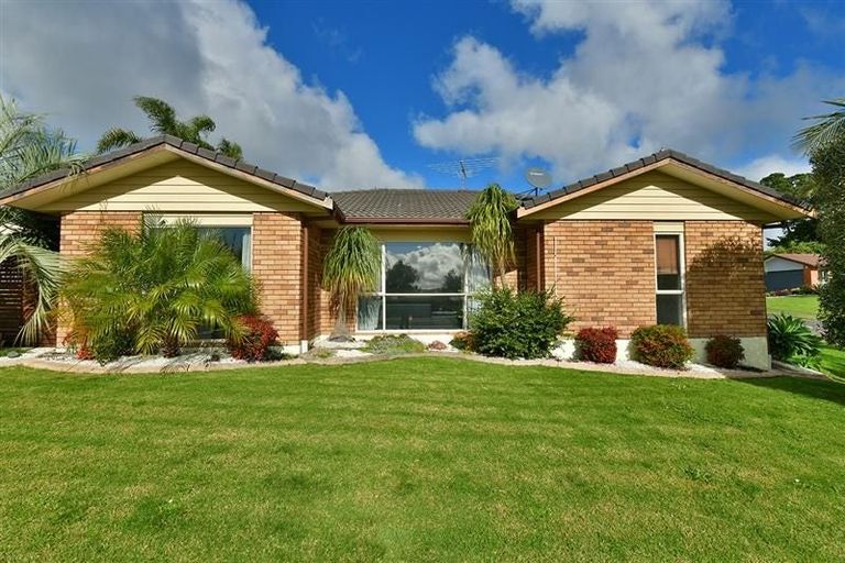 Photo of property in 1 Springtide Place, Red Beach, 0932