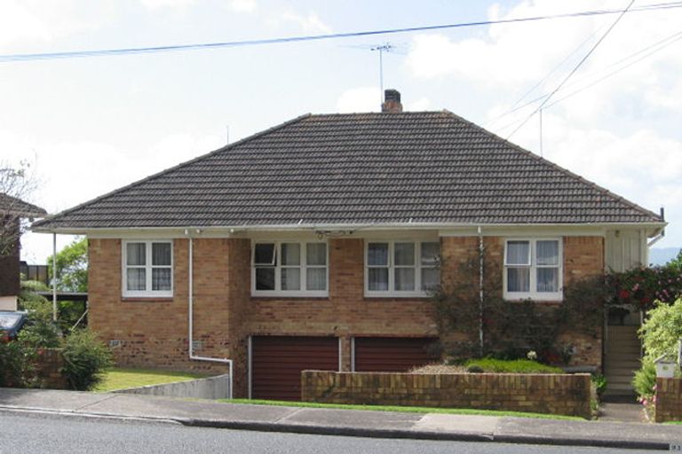 Photo of property in 2/93 East Coast Road, Castor Bay, Auckland, 0620