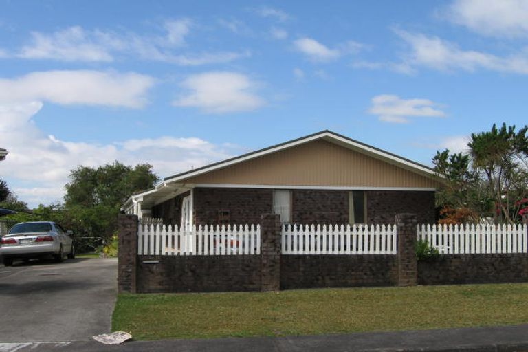 Photo of property in 15 Rosewarne Crescent, Glendene, Auckland, 0602