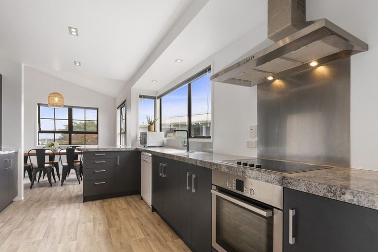 Photo of property in 8 Taurus Place, Kawaha Point, Rotorua, 3010