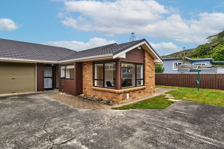 Photo of property in 219c Main Road, Tawa, Wellington, 5028