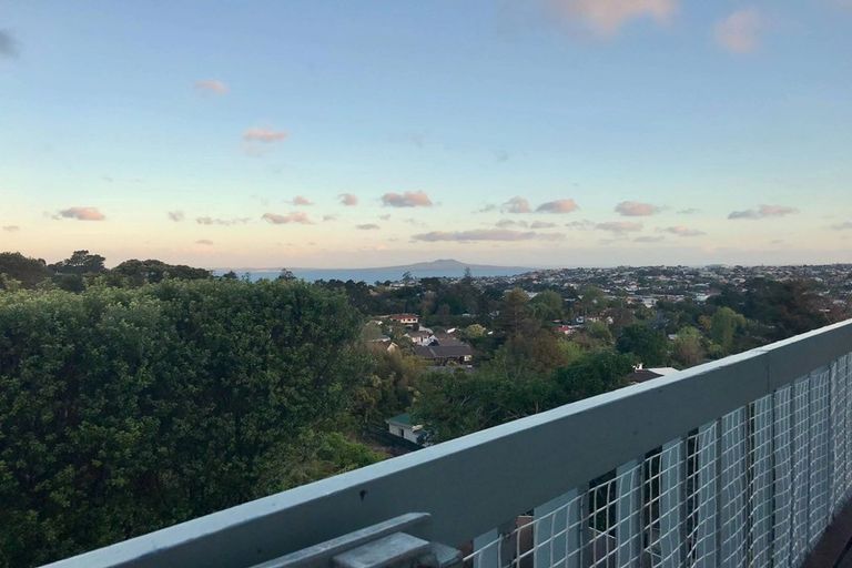 Photo of property in 2/104 Carlisle Road, Browns Bay, Auckland, 0632