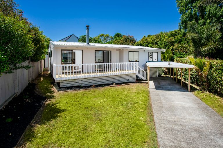 Photo of property in 2/17 Winifred Avenue, Bayview, Auckland, 0629