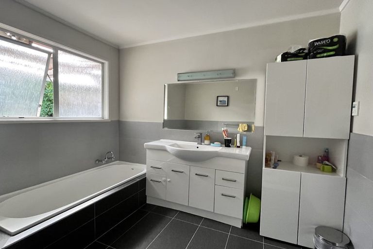 Photo of property in 25 Halberg Street, Glenfield, Auckland, 0629