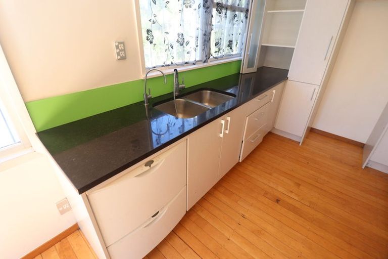 Photo of property in 11 Ellice Road, Totara Vale, Auckland, 0629