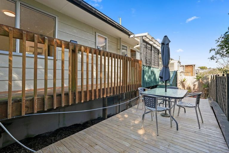 Photo of property in 1/5 Zita Avenue, Matakatia, Whangaparaoa, 0930