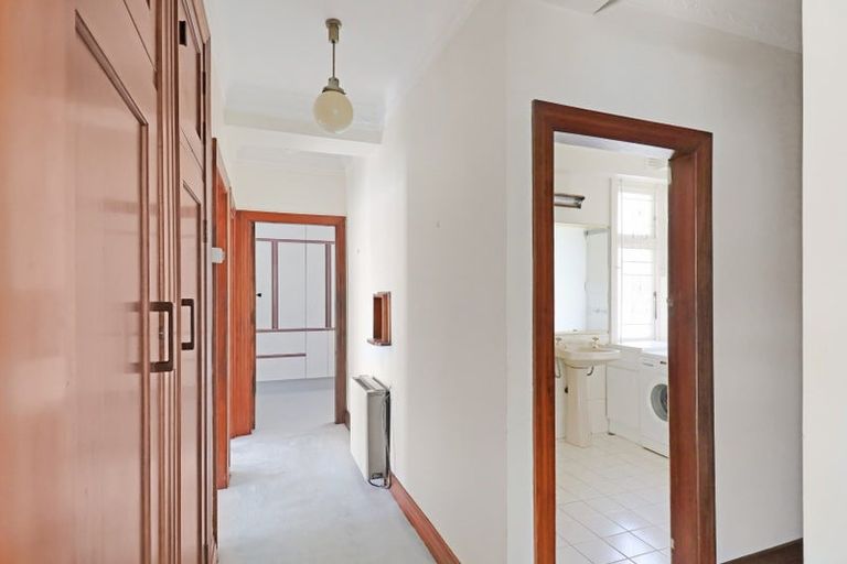 Photo of property in Sunhaven Flats, 262 Oriental Parade, Oriental Bay, Wellington, 6011