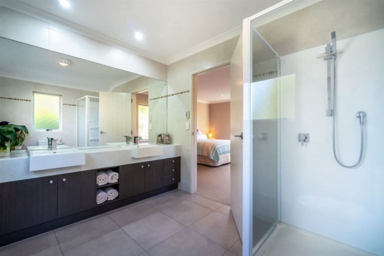 Photo of property in 14 Bur Oak Terrace, Schnapper Rock, Auckland, 0632