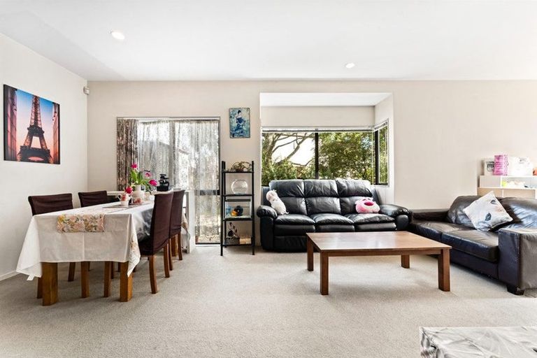 Photo of property in 1 Sun Place, Henderson, Auckland, 0612