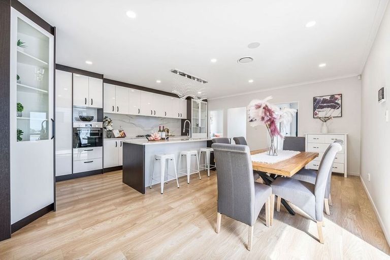Photo of property in 42a Donegal Park Drive, Flat Bush, Auckland, 2019