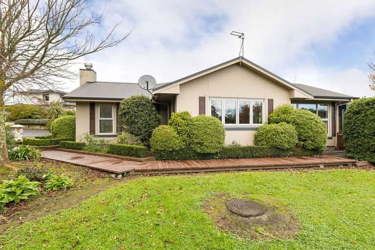 Photo of property in 37 La Lena Grove, Fitzherbert, Palmerston North, 4410