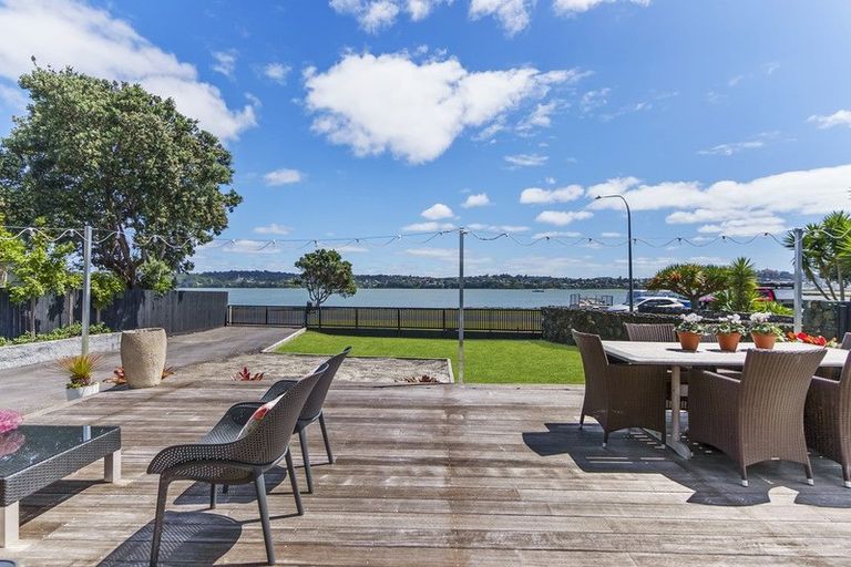 Photo of property in 45 Kiwi Esplanade, Mangere Bridge, Auckland, 2022