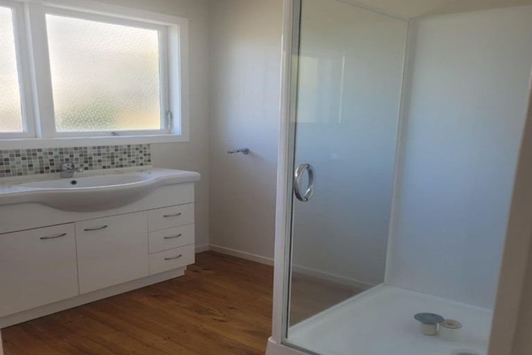 Photo of property in 11 Woodside Avenue, Northcote, Auckland, 0627