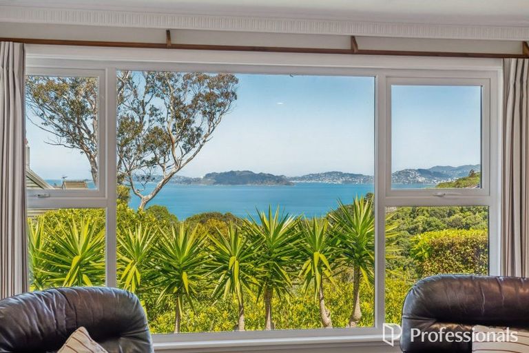 Photo of property in 14 Bushey Way, Maungaraki, Lower Hutt, 5010