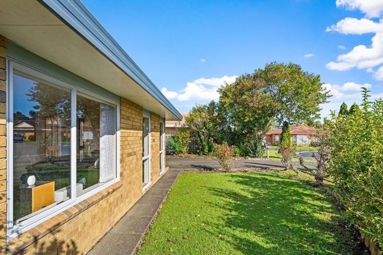 Photo of property in 32 Heversham Place, Glendene, Auckland, 0602