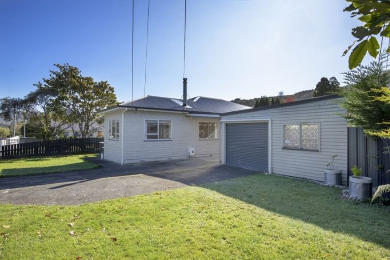 Photo of property in 33 Tawhai Street, Stokes Valley, Lower Hutt, 5019