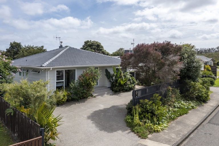 Photo of property in 9 Nugget Grove, Raumati Beach, Paraparaumu, 5032