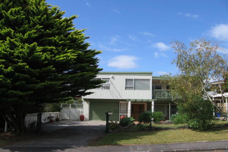 Photo of property in 11 Rosewarne Crescent, Glendene, Auckland, 0602