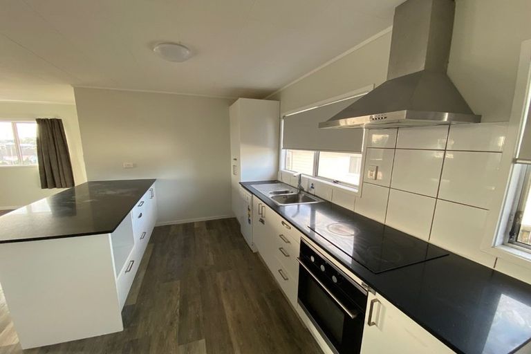 Photo of property in 4 Pureora Place, Clendon Park, Auckland, 2103